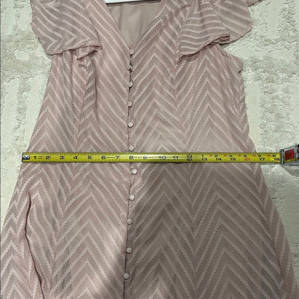 BEAUTIFUL Dress, flowy pink design, black satin belt, cinched in back. Size M - Picture 9 of 11